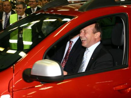 Băsescu are Dacia Duster ca nimeni altul! (FOTO)